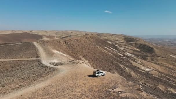 イスラエルのネゲヴ砂漠の深いランドローバーディフェンダージープ — ストック動画