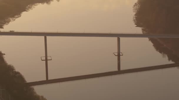 歩道橋の空中ビューと水の中にその反射 リトアニア — ストック動画