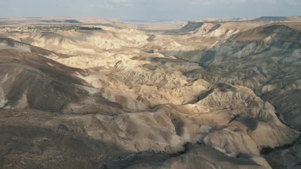イスラエルのネゲヴ砂漠の大規模なハバーム渓谷のドローンビュー — ストック動画
