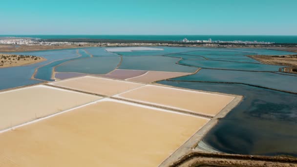 Flygfoto Flyover Färgglada Salt Sjöar Portugal Med Atlanten Bakgrunden Europa — Stockvideo