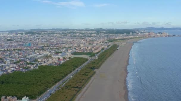 Drone Panning Para Baixo Famosa Praia Katase Enoshima Japão — Vídeo de Stock