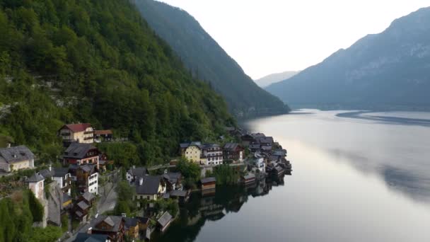 Volo Aereo All Indietro Rivela Villaggio Austriaco Hallstatt Situato Nella — Video Stock