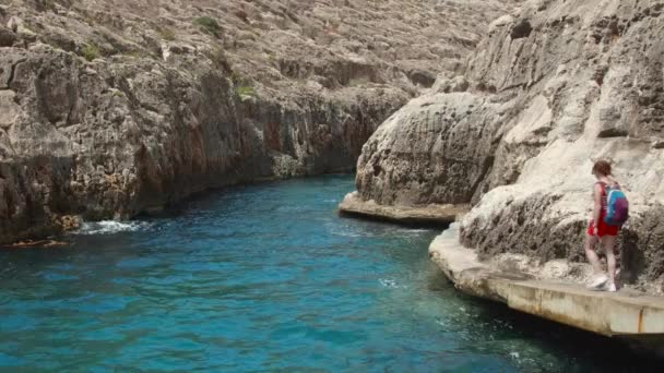 Τουριστικό Ζευγάρι Πεζοπορία Rocky Trail Από Θάλασσα Μια Ηλιόλουστη Μέρα — Αρχείο Βίντεο