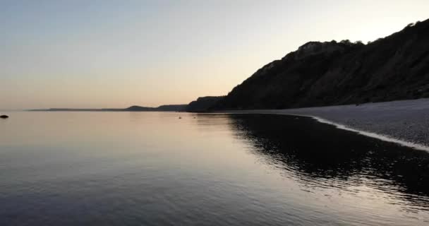 Εναέρια Πάνω Ηρεμία Tranquil Sunset Waters Δίπλα Littlecombe Shoot Beach — Αρχείο Βίντεο