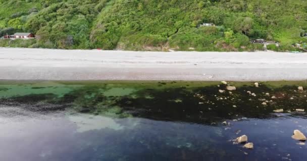 Luftaufnahme Des Abgeschiedenen Littlecombe Shoot Beach Dolly Zurück Über Wasser — Stockvideo