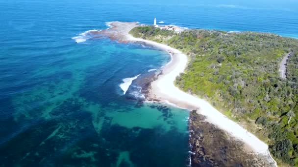 Drone Plano Paisaje Aéreo Del Faro Arrecife Cristalino Playa Del — Vídeos de Stock