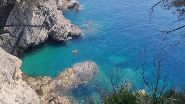 Jeune Homme Kayak Seul Mer Détente Après Une Longue Journée — Video