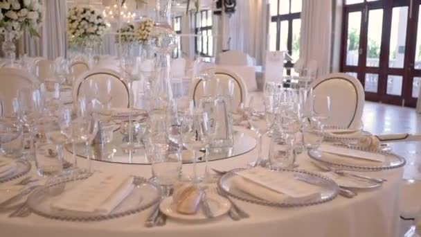 豪华酒店婚礼上用玻璃器皿装饰精致的餐桌 金宝射击 — 图库视频影像