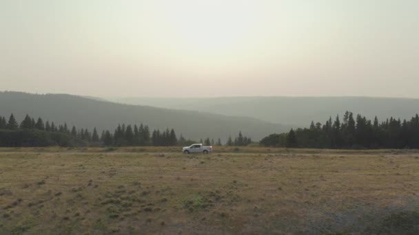 Camión Conduciendo Carretera Montaña Humo Incendio Forestal Canadá Tiro Seguimiento — Vídeos de Stock