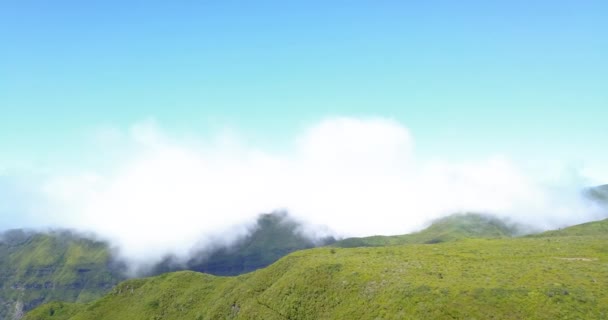 Пушистые Белые Облака Над Вершиной Зеленой Горы Левада Центра Рабакале — стоковое видео