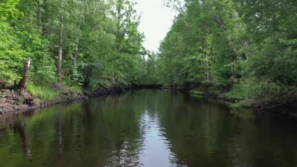 Drone Che Vola Lentamente Sul Fiume Emn Svezia Ora Legale — Video Stock