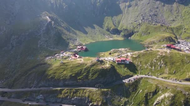 ルーマニア トランスファガラーサン道路近くの山の中で美しいブレア湖の空中ジブ — ストック動画