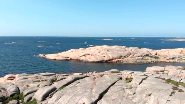 Kalme Blauwe Zee Met Enorme Granieten Rotsen Een Zonnige Dag — Stockvideo