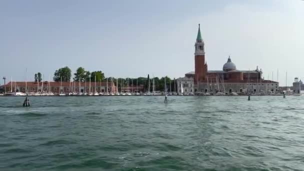 ヴェネツィア イタリアの水上ボートからサンマルコ広場の広い眺め — ストック動画
