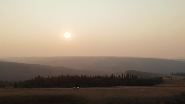 Camión Conduce Carretera Montaña Través Humo Incendios Forestales Canadá Zoom — Vídeo de stock