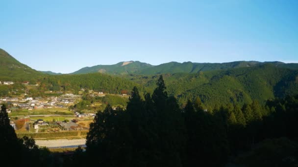 Podniesiona Patelnia Mała Wioska Pośród Zalesionych Gór Japonia — Wideo stockowe