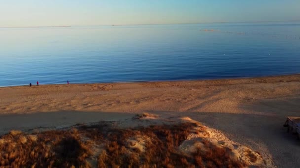 美しい日黄金の時間バージニアビーチでの最初の着陸の空中ドローン映画の映像 — ストック動画