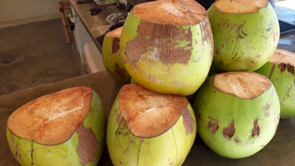 東南アジアの遠隔熱帯の島にあるバーカフェで 新鮮にカットされた健康的な飲み物のココナッツの山 リフレッシュと再水和物 — ストック動画