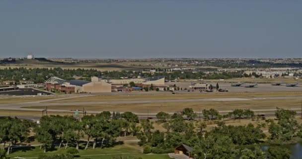 シャイアン ワイオミング空中V8パンは 昼間の空港ゴルフコースに向かって空の国家警備滑走路から離れて撮影しました インスピレーション2で撮影 X7カメラ 8月2020 — ストック動画