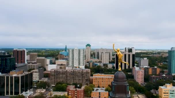 Klassischer Schuss Des Golden Boy Vor Der Skyline Von Winnipeg — Stockvideo