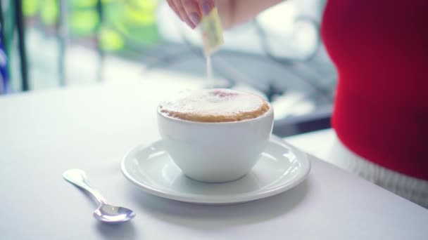 Kaukasische Frauenhände Servieren Und Mischen Süßstoff Eine Köstliche Tasse Kaffee — Stockvideo