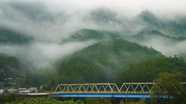 Статичний Міст Перед Вкритими Схилами Пагорбів Оповитих Туманом Японія — стокове відео