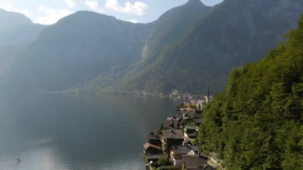 奥地利哈尔斯塔特空中拍摄 美丽夏日欧洲阿尔卑斯山中的童话镇 — 图库视频影像