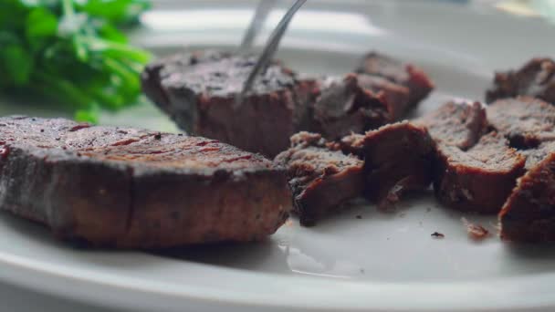 Nůž Vidlička Řezání Grilované Hovězí Steak Medailon Bílém Talíři Zavřít — Stock video