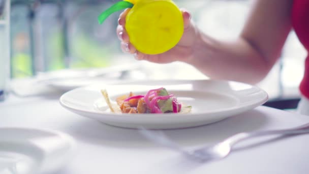 Manos Mujer Exprimiendo Limón Sobre Comida Mar Estilo Mexicano Restaurante — Vídeos de Stock