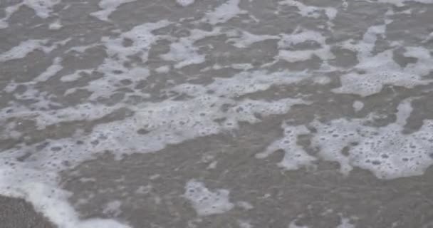 Meerwasser Spült Zeitlupe Strand Entlang — Stockvideo