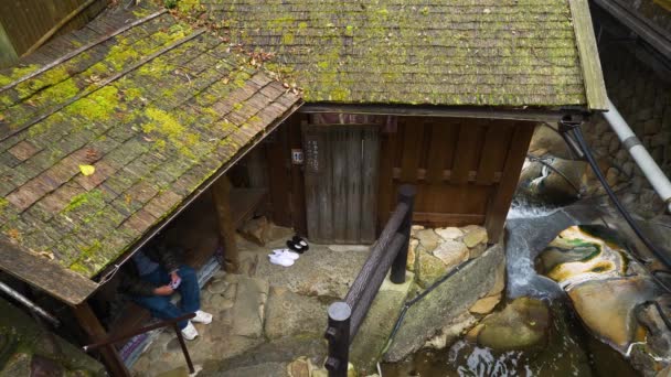 Statisch Persoon Wacht Buiten Yunomine Onsen Badhuis Japan — Stockvideo