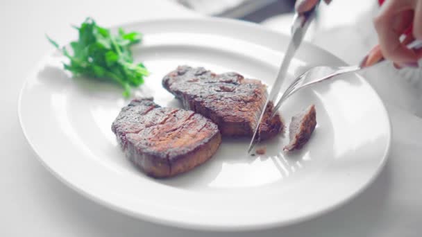 Mani Una Donna Caucasica Che Gode Pranzo Tagliando Medaglione Bistecca — Video Stock