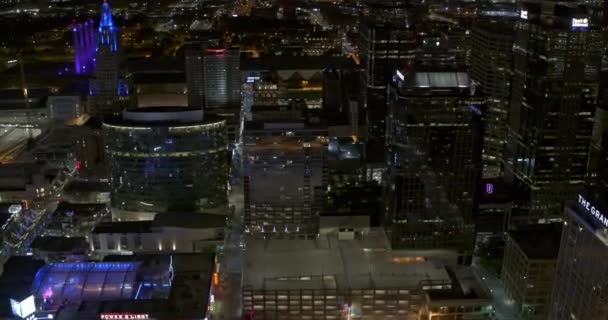 堪萨斯州密苏里州空中V4拍摄无人驾驶飞机夜间在市中心金融区灯光明亮的摩天大楼上方飞行 用第2号 第7号摄像机拍摄 2020年8月 — 图库视频影像