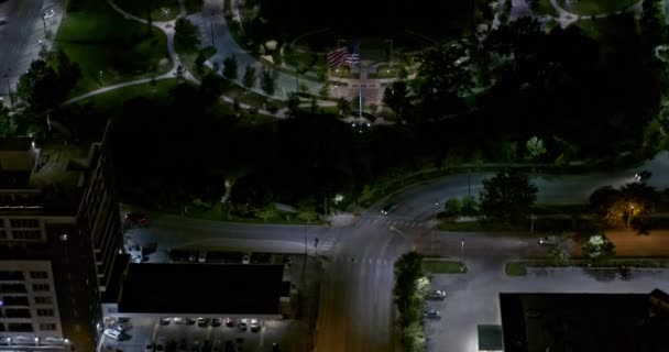 オマハ ネブラスカ航空V11が夜間に横断するミッドタウンのターナーパーク上空を飛行するショット 鳥の目の見えるドローンを確立 Inspire X7カメラで撮影 2020年8月 — ストック動画