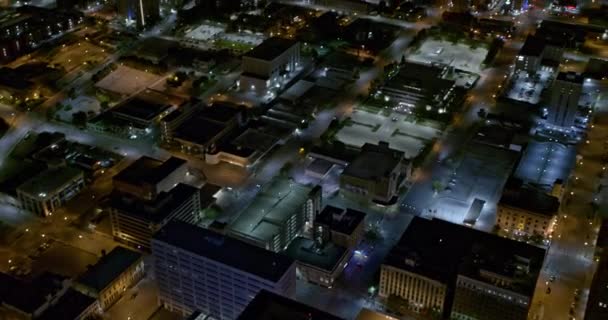 Omaha Nebraska Aerial V3鸟瞰 无人驾驶飞机在一个安静的夜晚盘旋在市区的建筑物之上 射击与Inspire X7相机 2020年8月 — 图库视频影像