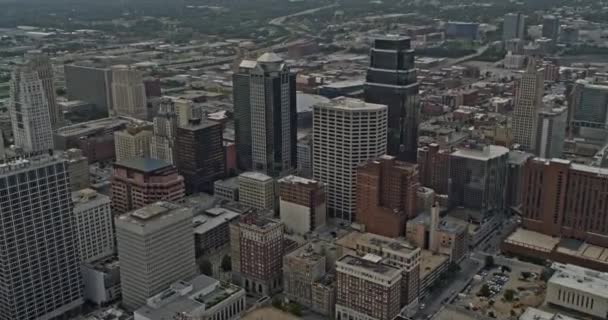 Kansas Missouri Aerial V26 Filmischer Dolly Vogelperspektive Auf Bürogebäude Und — Stockvideo