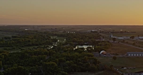 Ogalalaネブラスカ航空V1農村部の小さな町の風景と明るい黄金の夕日の右ショット インスピレーション2 X7のカメラで撮影 2020年8月 — ストック動画