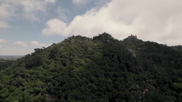 遠くの山の中で美しい雲景とペナ宮殿をキャプチャ空中上昇ショット — ストック動画