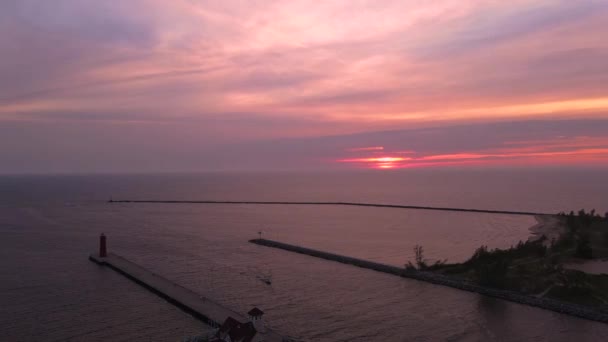 Воздушная Кастрюля Над Входом Канал Маскегон Ранний Закат Летом — стоковое видео