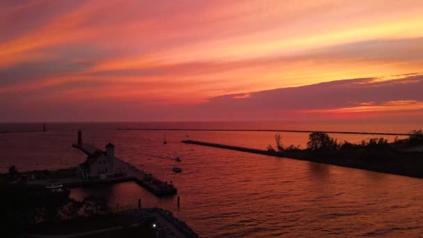 Navios Navegando Para Porto Através Canal Muskegon Durante Pôr Sol — Vídeo de Stock