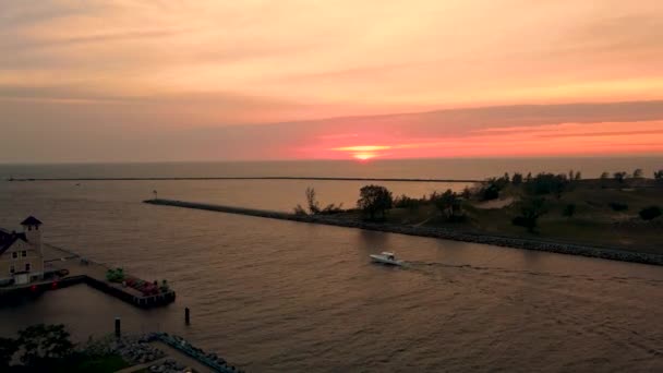 Estación Guardacostas Cerca Muskegon Canal Puesta Sol — Vídeos de Stock