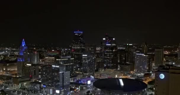 カンザス ミズーリ航空V1夜間照明された建物をキャプチャする中央ビジネス地区の周りにホバリング無人機のショットを確立する インスピレーション2で撮影 X7カメラ 8月2020 — ストック動画