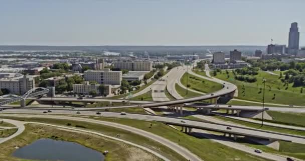 Omaha Nebraska Aerial V26无人机瞄准镜右侧拍摄到在杰拉尔德 福特高速公路上行驶的具有城市景观背景的车辆 使用Inspire X7相机射击 2020年8月 — 图库视频影像