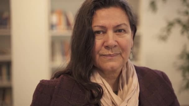 Närbild Porträtt Äldre Kvinna Tittar Kameran Inne Bibliotek Spår Skott — Stockvideo