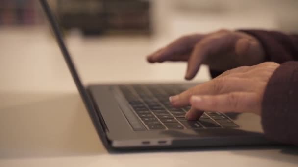 Tutup Tangan Perempuan Tua Mengetik Lambat Pada Laptop Kantor Gerakan — Stok Video