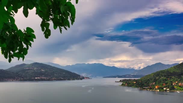 Krásný Time Lapse Jezera Maggiore Pohybující Měnící Oblačné Útvary Nad — Stock video