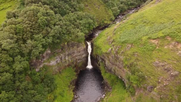 Νερό Πέφτει Από Ένα Drone Άποψη Υποχώρηση Μέσα Στα Δέντρα — Αρχείο Βίντεο
