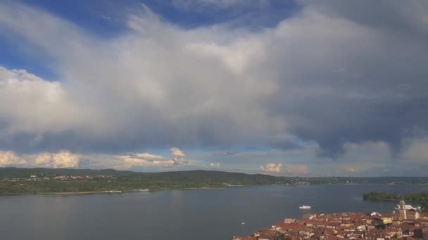 Panning Groothoek Uitzicht Dreigende Donkere Stormachtige Wolken Boven Maggiore Meer — Stockvideo