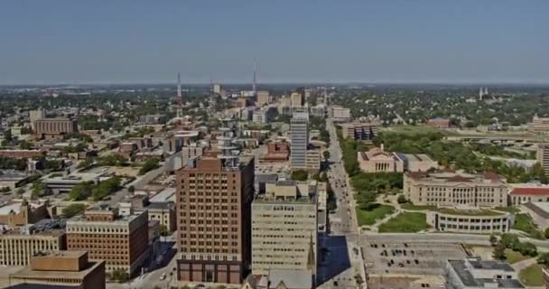 Omaha Nebraska Aerial V30无人驾驶飞机在白天穿过高层大楼飞往市中心交叉口附近的特纳公园 用Inspire X7相机射击 2020年8月 — 图库视频影像