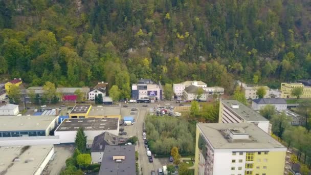 Luchtfoto Achterstevoren Van Buitenwijk Woongebied Salzburg Voorkant Van Groene Bergen — Stockvideo